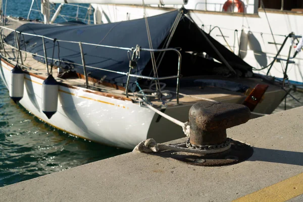 Metal Mooring Post Knotted Rope Moored Boat Sea Harbor — Stock Photo, Image