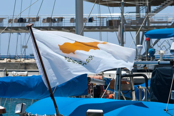Bandeira Nacional Chipre Acenando Barco Atracado Porto Marítimo — Fotografia de Stock