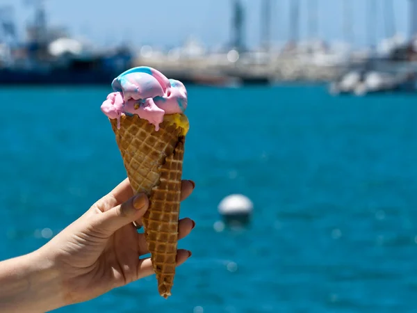 Cone Waffle Sorvete Mão Frente Mar Azul — Fotografia de Stock