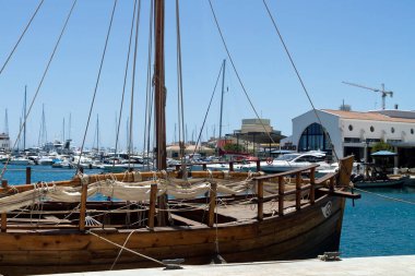Limasol, Kıbrıs, 12 Haziran 2020: Güneşli bir yaz gününde demirlemiş tekne, yat ve binalarla Limasol Marina manzarası