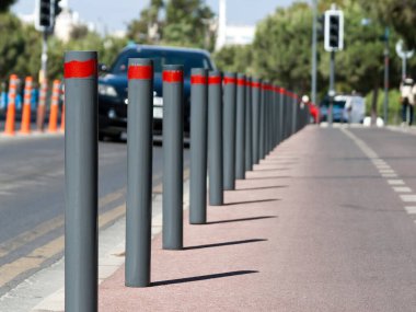 Şehir yolu ile bisiklet yolu arasında gün ışığında cadde kalınlaşır
