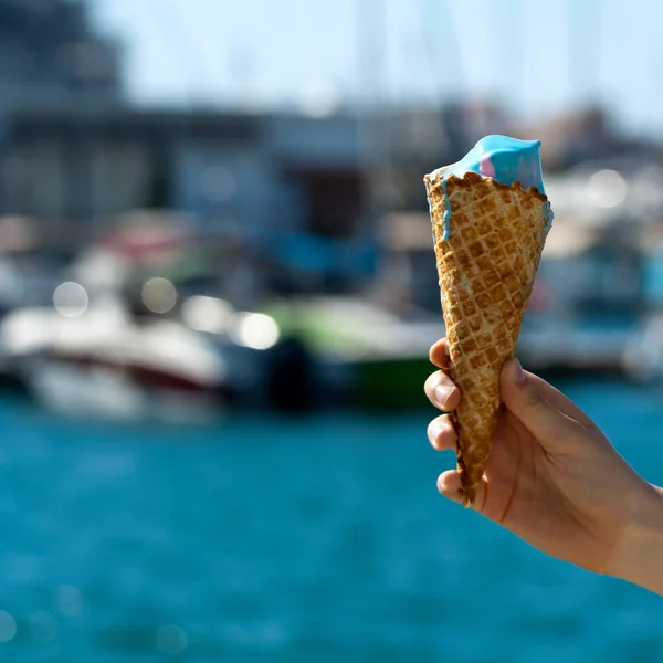 Close Van Ijs Wafel Kegel Hand Voorkant Van Wazig Blauwe — Stockfoto