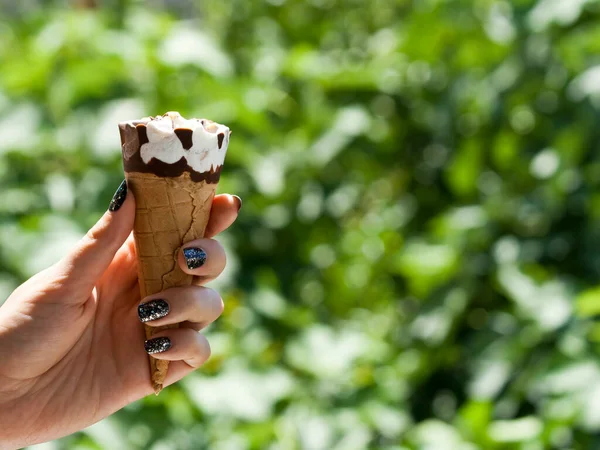 Cone Waffle Sorvete Mão Mulher Cuidada Luz Solar Fundo Verde — Fotografia de Stock