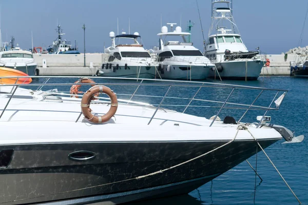 Motorboats Moored Harbor Sunny Summer Day — Stock Photo, Image