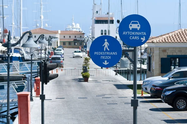 Estrada Porto Marítimo Com Dois Sinais Trânsito Obrigatórios Bilíngues Para — Fotografia de Stock