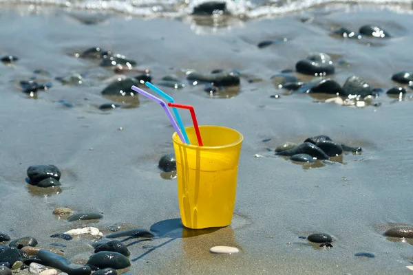 Gelbes Trinkglas Mit Bunten Strohhalmen Steht Auf Nassem Sand Strand — Stockfoto