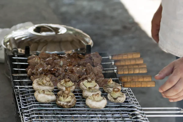 Фаршированные Грибы Мясные Шашлыки Приготовленные Гриле Руке Повара Древесном Угле — стоковое фото