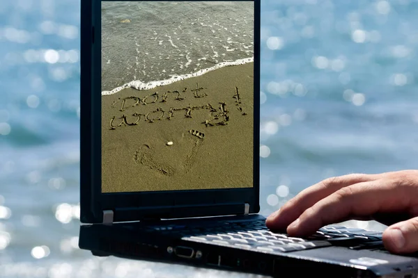 Laptop Mit Worten Don Worry Geschrieben Auf Seinem Monitor Vor — Stockfoto