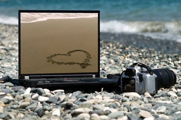 Laptop Mit Herzförmiger Zeichnung Auf Dem Monitor Und Kamera Strand — Stockfoto