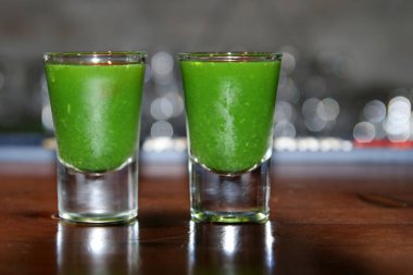 Bulanık arka planda iki yeşil kokteyl.