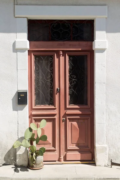 Stare Drewniane Drzwi Frontowe Szklanymi Panelami Metalowymi Kratkami Ludzkim Kołatką — Zdjęcie stockowe