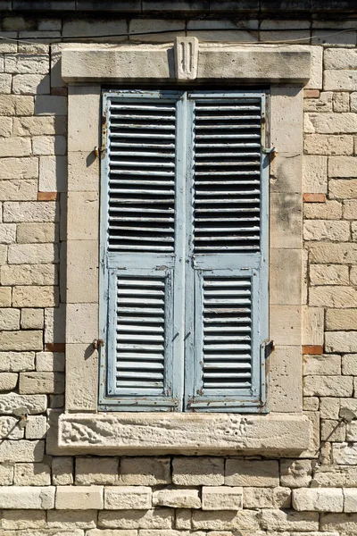 Finestra Con Vecchie Persiane Legno Blu Chiuse Muro Mattoni Bianchi — Foto Stock