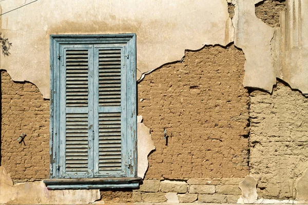 Vecchia Parete Pietra Con Finestra Con Persiane Chiuse Legno Blu — Foto Stock