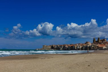 Eski kasabası Sicilya 'ya giden Cefalu plajı. Güneşli bir bahar günü.