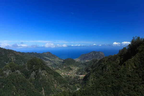 Paisagem Com Montanhas Árvores Verdes Sobre Céu Azul Nuvens Panorama — Fotografia de Stock