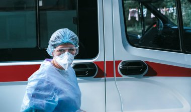 Korunaklı maskeli ambulans doktoru ve Coronavirus giysileri.