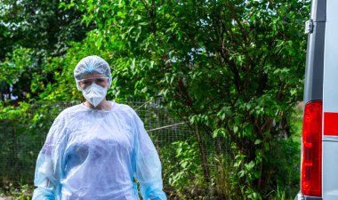 Koronavirüse karşı koruyucu maske takan doktor.