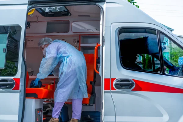 Läkare Som Bär Skyddskläder Mot Coronavirus Ambulans — Stockfoto