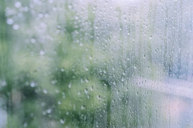 Sisli camlarda yağmur damlaları