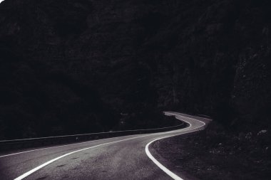 Dağlarda sürünen bir yol...