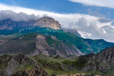 Yazın gökyüzüne karşı dağlar