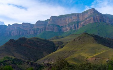 Yazın gökyüzüne karşı dağlar