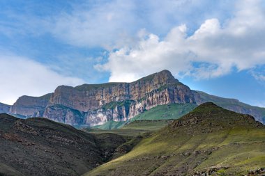 Bulutlardan oluşan arkaplanda dağlar