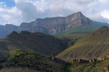 Yazın düzlükler ve dağlar