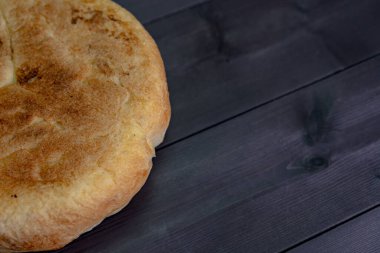 Tahta arka planda taze ekmek