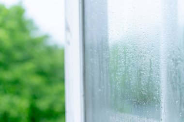 Yağmur damlalı ıslak cam pencere