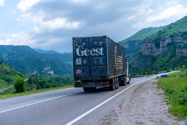 Kamyon yolda gidiyor.