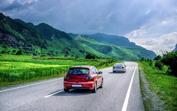 Dağlara giden arabalı bir yol.