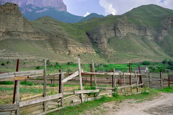 Giardini Case Vicino Alle Montagne — Foto Stock