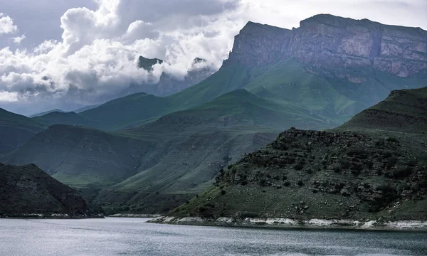 空に対する山の中の湖 — ストック写真