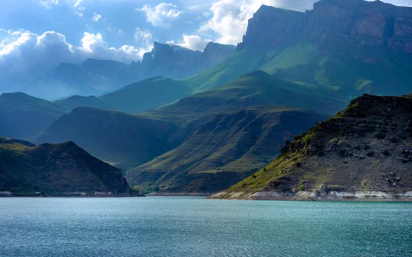 Gökyüzüne karşı dağ gölü