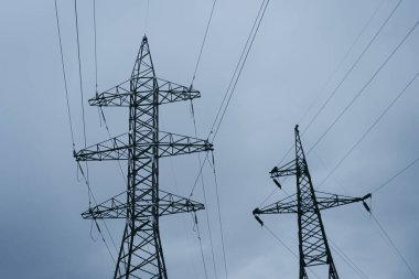 Elektrik kabloları olan elektrik direkleri