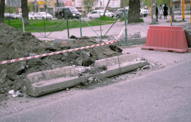 Yolun tamir bölümü bantla çevrilmiş.