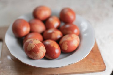 Paskalya için boyanmış yumurtalar tabakta yatıyor.