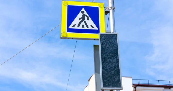 Verkehrszeichen Mast Befestigt Zebrastreifen — Stockfoto