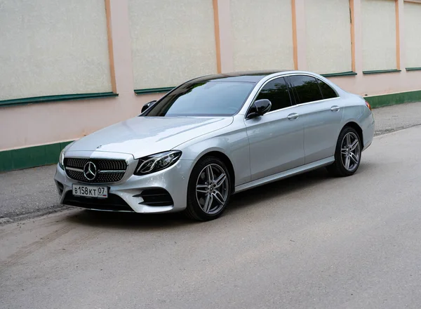 Mercedes Zaparkowany Ulicy — Zdjęcie stockowe