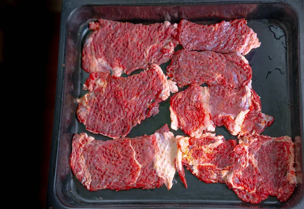 Potongan Daging Rak Dengan Latar Belakang Hitam — Stok Foto
