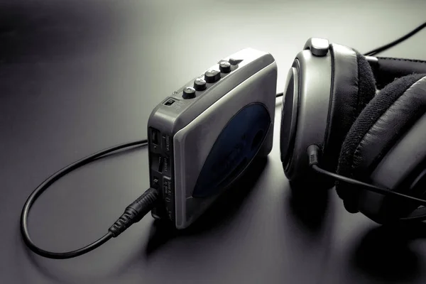 Reproductor Cassette Auriculares Sobre Fondo Negro — Foto de Stock