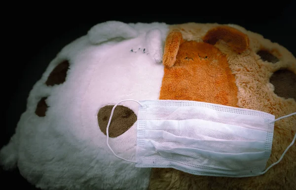 ウイルス対策マスクの柔らかいおもちゃ — ストック写真
