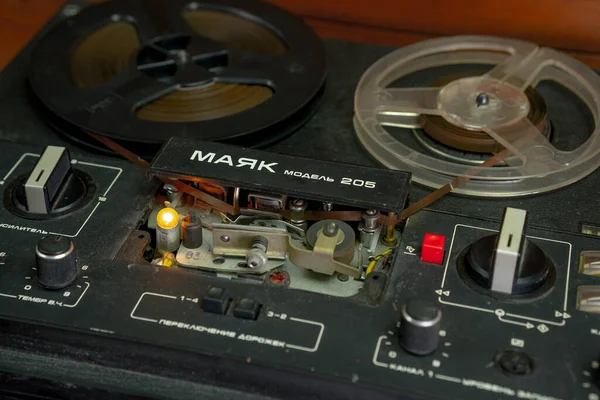 转筒上装有薄膜的盒式磁带录音机 — 图库照片