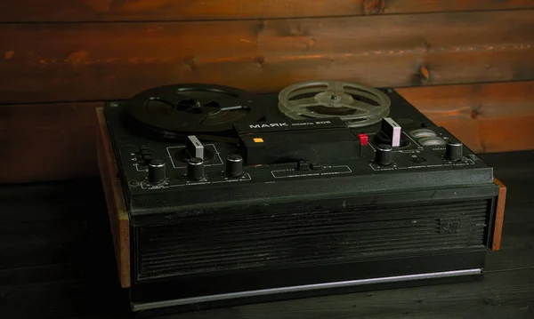 回転ボビン上のフィルムとカセットテープレコーダー — ストック写真