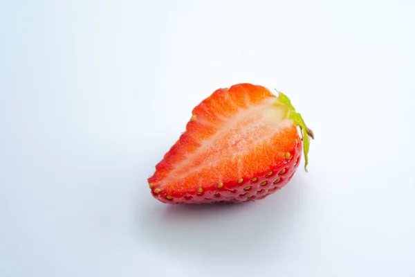 Reife Erdbeeren Auf Weißem Hintergrund — Stockfoto