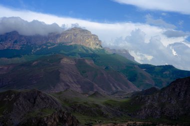 Gökyüzüne ve bulutlara karşı dağlar