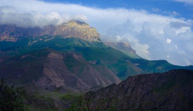 Gökyüzüne ve bulutlara karşı dağlar