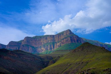 Gökyüzüne ve bulutlara karşı dağlar