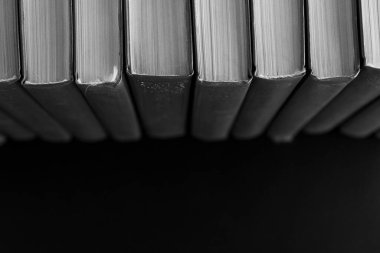 Siyah arkaplanda satır aralığı